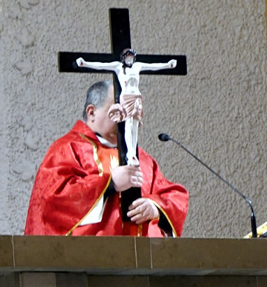 Wielkopiątkowa Liturgia Krzyża
