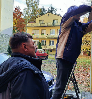 Elektrycy przy pracy Elektrycy przy pracy