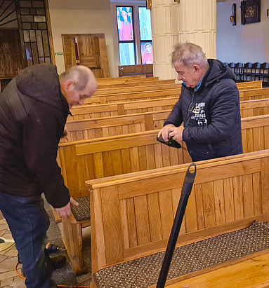 Ławki przytwierdzone do podłogi